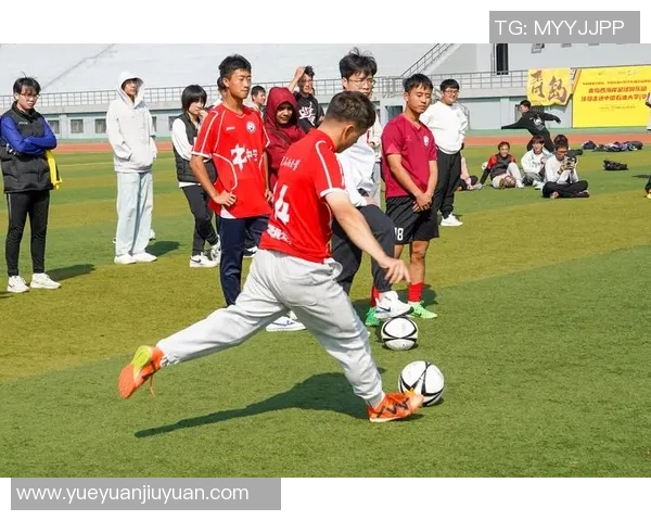 足球明星技巧视频教学揭秘提升球技的绝佳方法与实用技巧分享 足球明星技巧视频教学揭秘提升球技的绝佳方法与实用技巧分享