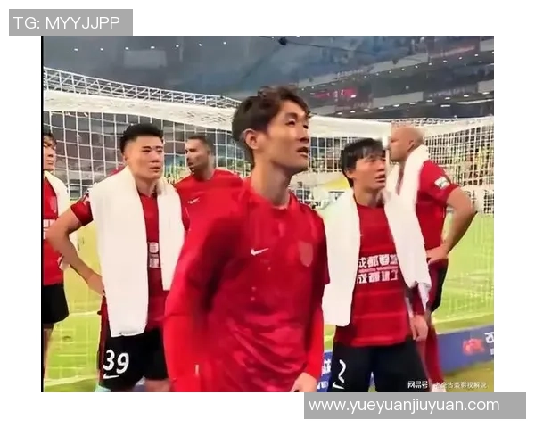 足球明星现场认错瞬间曝光引发热议粉丝反应各异 足球明星现场认错瞬间曝光引发热议粉丝反应各异