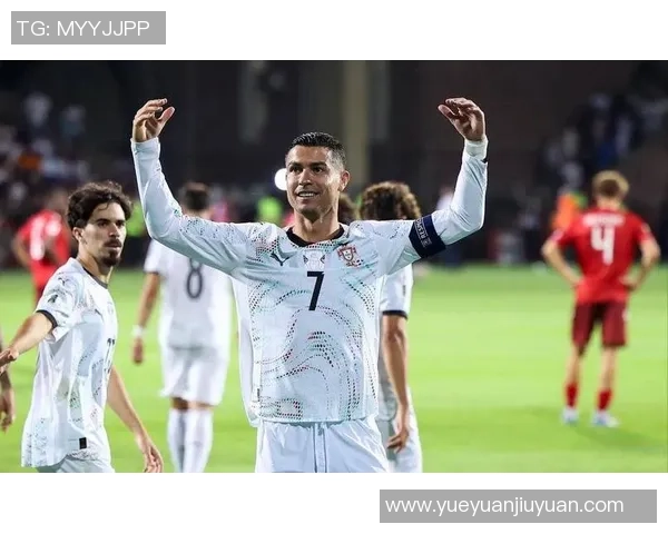 足球明星赛场秀恩爱甜蜜瞬间引发球迷热议与关注 足球明星赛场秀恩爱甜蜜瞬间引发球迷热议与关注